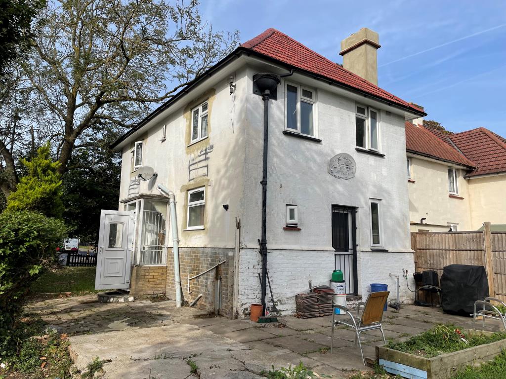 Lot: 76 - END-TERRACE HOUSE FOR INVESTMENT -